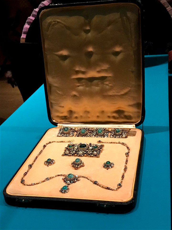 Parure of jewellery, with emerald necklace, bracelet, and brooches