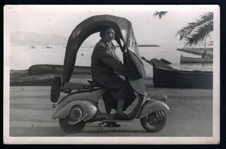 Piaggio, Vespa con accessori, 1948 - san dl SAN IMG-00003403. Free illustration for personal and commercial use.