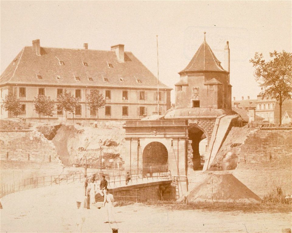 Porte des bouchers vue extérieure (2)