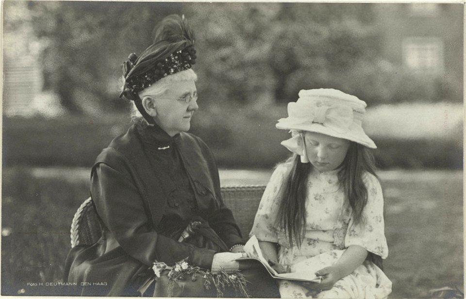 Portret van Emma en Juliana in de tuin van Paleis Soestdijk