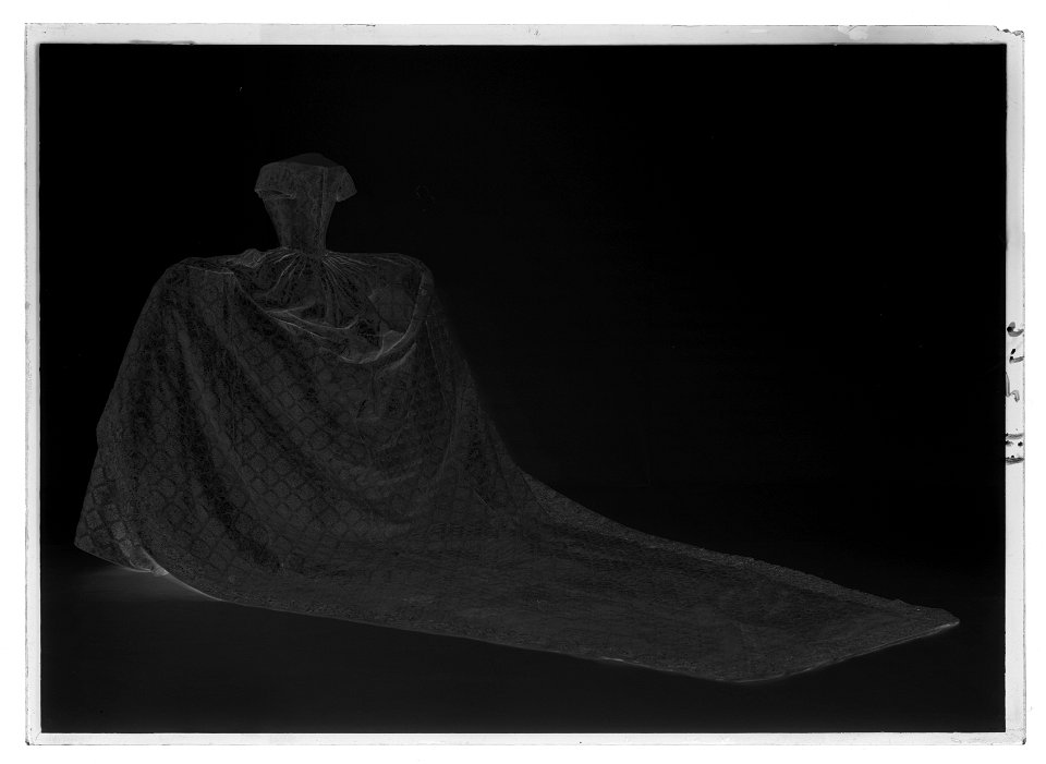Robe de cour kröningsklänning - Livrustkammaren - 18534-negative