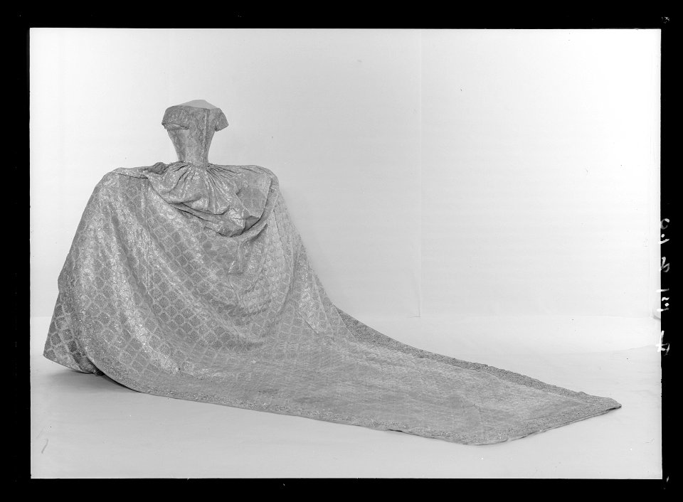 Robe de cour kröningsklänning - Livrustkammaren - 27096