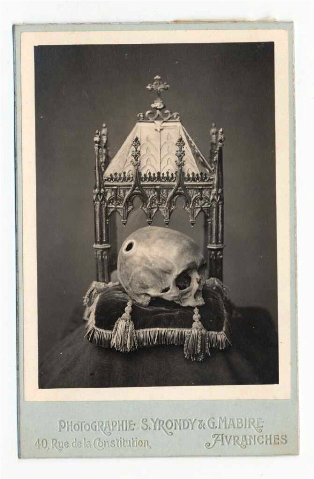 S. Yrondy et G. Mabire, Le crâne de saint Aubert, photographie, début XXe siècle