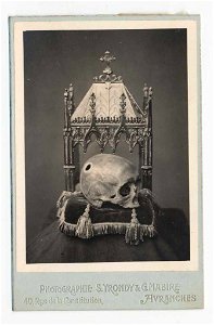 S. Yrondy et G. Mabire, Le crâne de saint Aubert, photographie, début XXe siècle