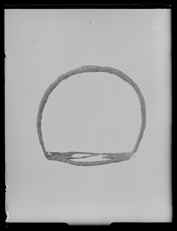 Stigbygel av järn, förrostad, tredelad trampyta - Livrustkammaren - 19314