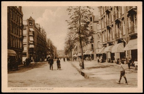 Sumatrastraat gezien in de richting van het Timorplein. Uitgave N.V. Luxe Papierwarenhandel v.h. Roukes & Erhart, Baarn, Afb PRKBB00384000002