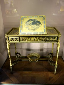 Table à écrire à pupitre de Marie-Antoinette (Louvre, OA 5509)