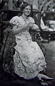 Вера Фёдорова на сеансе у Репина в мастерсокй Пенатов. 1910е гг