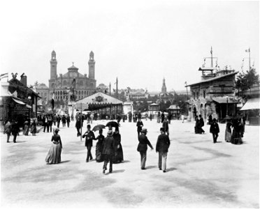 Trocadéro Palace with the Pont d'Iena in center and the Byzantine house at right