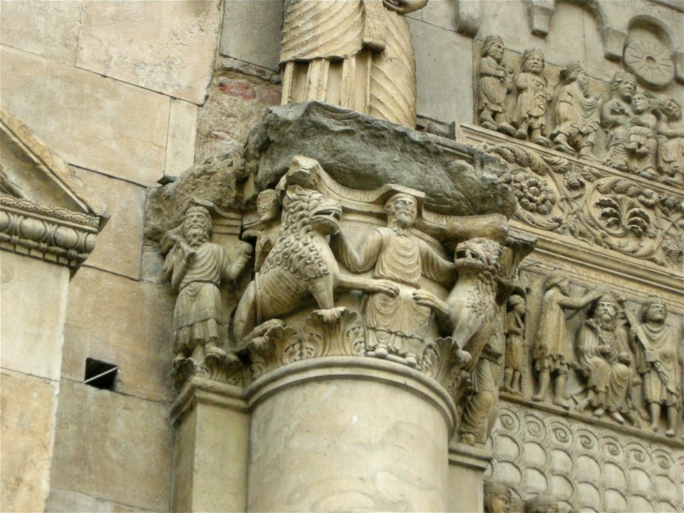 Duomo di fidenza, sculture del portale sx, daniele nella fosse dei leoni e angelo che ordina ad abacuc di portare cibo a daniele(capitello)