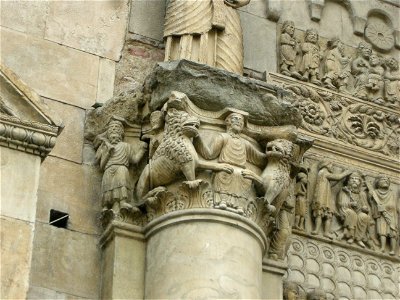 Duomo di fidenza, sculture del portale sx, daniele nella fosse dei leoni e angelo che ordina ad abacuc di portare cibo a daniele(capitello)
