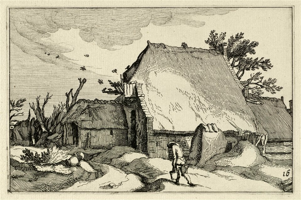 Een man die twee emmers draagt, loopt langs een boerderij. Rond het dak vliegen vogels. NL-HlmNHA 1477 53013246