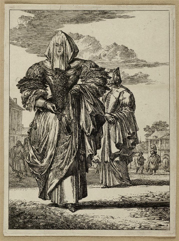 Gesluierde dame gekleed in lange japon met brede pofmouwen, staand op stadsplein. NL-HlmNHA 53008891