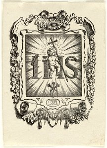 Het Jezus monogram met het kindeke Jezus gezeten op de H met kruisstaf in de linker hand. Op de I de doornenkroon en drie kruisspijkers onder het kindeke. De voorstelling is omgeven door een, NL-HlmNHA 1477 53010279