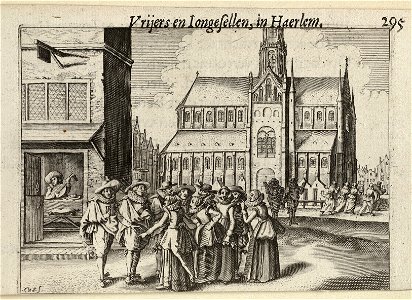 Jonge mannen en vrouwen voor de Sint Bavo kerk te Haarlem. NL-HlmNHA 1477 53009244