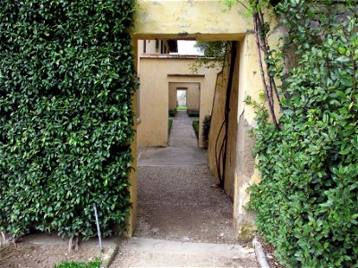 Le balze, infilata di passaggi nel giardino