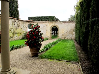 Le balze, giardino murato 04