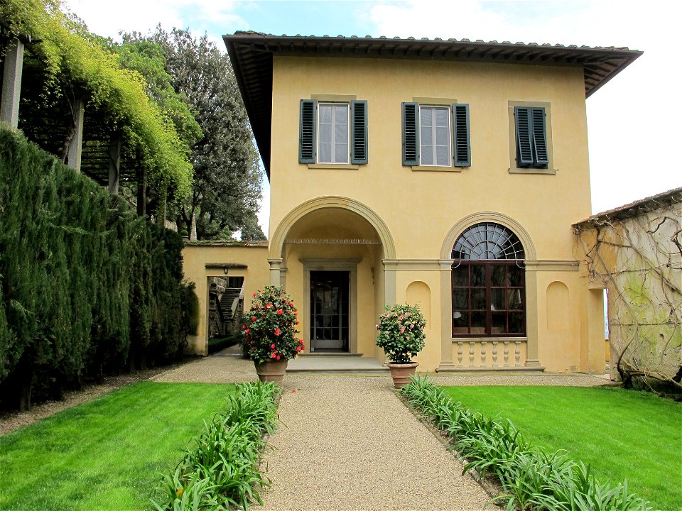 Le balze, giardino murato 02