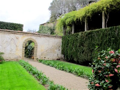 Le balze, giardino murato 05