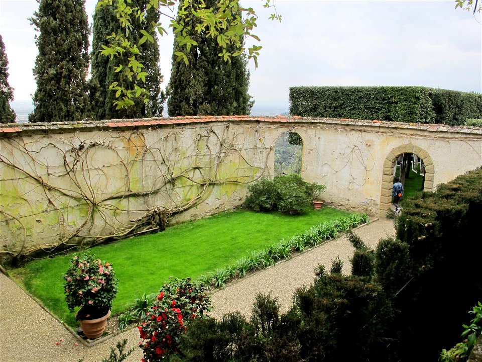 Le balze, giardino murato 03