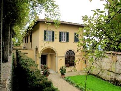 Le balze, giardino murato 01