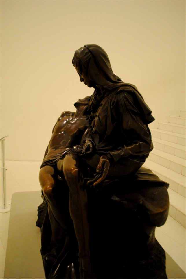 Miguel Ángel Buonarroti's Pietà bronze replica at Museo Soumaya 06
