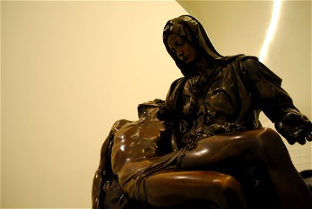 Miguel Ángel Buonarroti's Pietà bronze replica at Museo Soumaya 04