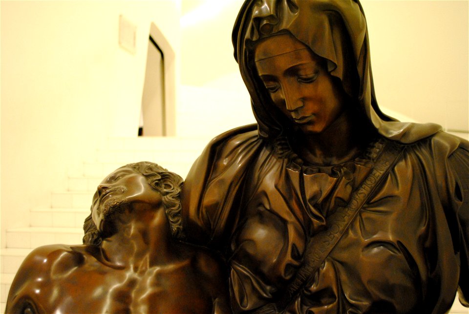 Miguel Ángel Buonarroti's Pietà bronze replica at Museo Soumaya 09
