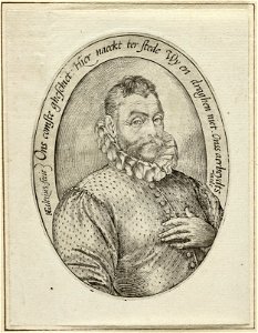 Ovaal portret ten halven lijve van een onbekende man, de linkerhand op de borst, met geplooide kraag zijn wambuis op de borst toegeknoopt. Om de voorstelling randschrift in het Nederlands. NL-HlmNHA 1477 53008527