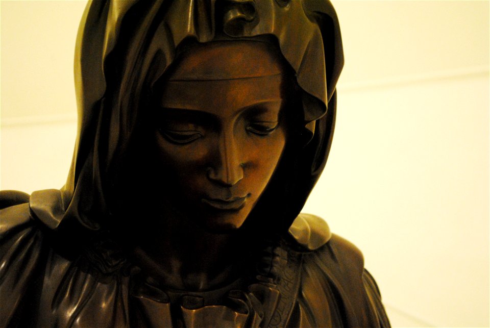 Miguel Ángel Buonarroti's Pietà bronze replica at Museo Soumaya 01