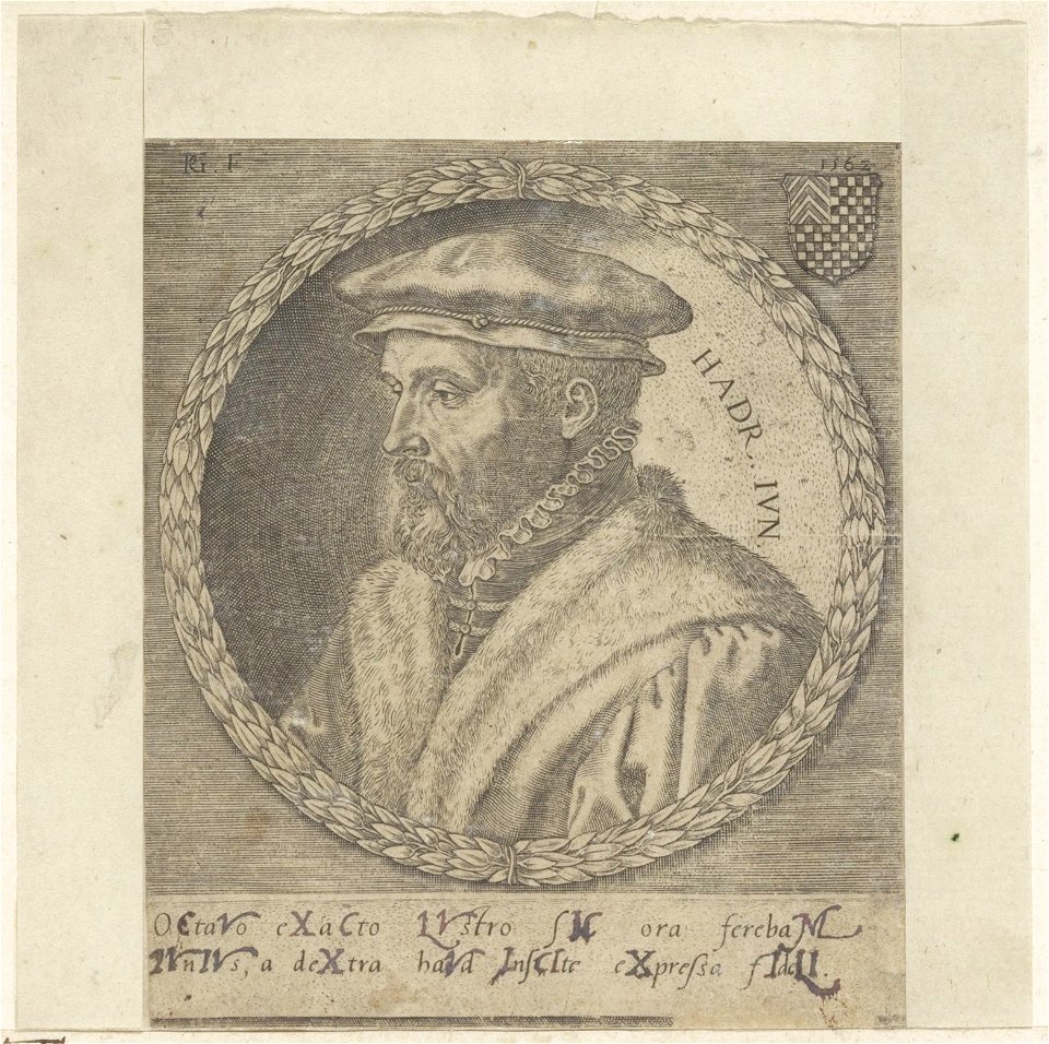 Portret van Hadrianus Junius met baret, naar rechts in een medaillon. Om het medaillon een lauwerkrans. Rechtsboven het familiewapen. NL-HlmNHA 53008315