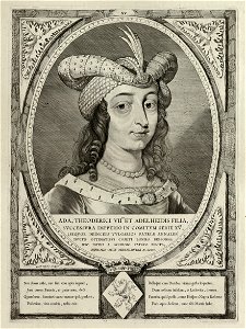 Portret van Ada, gravin van Holland, met een met veren en parels verfraaide hoofddeksel en een haarnetje. De omlijsting is versierd met het wapen van Holland. NL-HlmNHA 1477 53012908