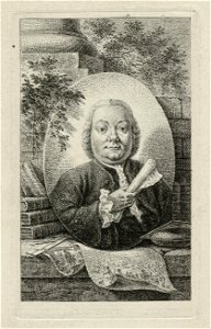 Zelfportret van Simon Fokke met een rol papier in zijn handen. De portretbuste in ovaal steunt tegen een muurtje en wordt omringd door boeken, graveergerei en een tweetal prenten. NL-HlmNHA 1477 53011386