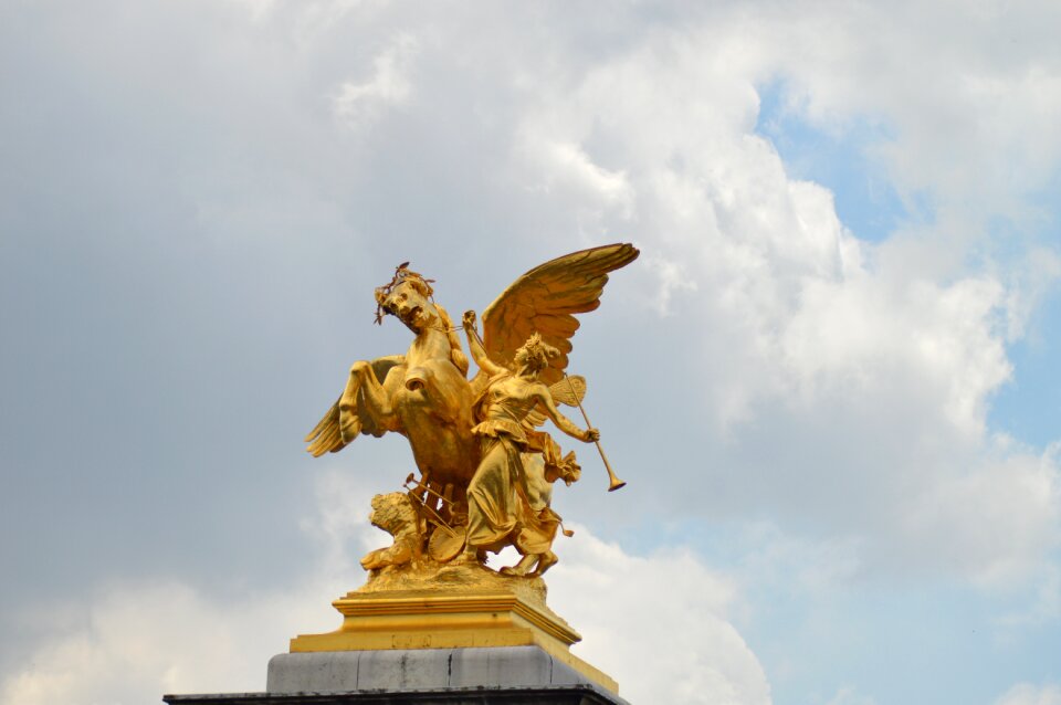 Statues alexandre iii bridge paris