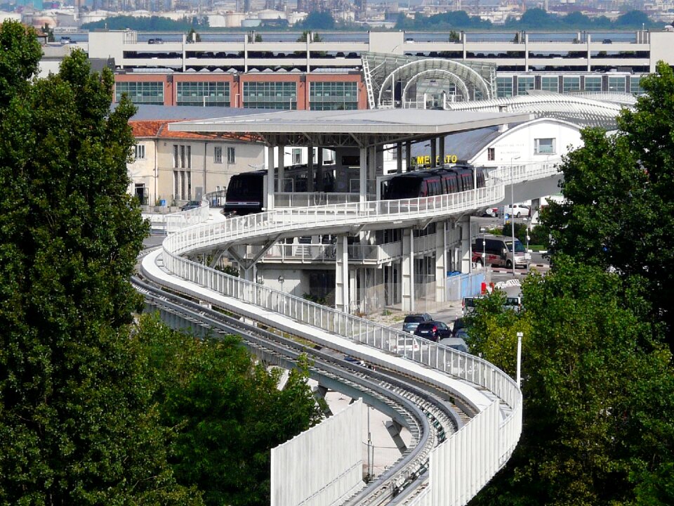 Venice-people-mover-line tracks summer