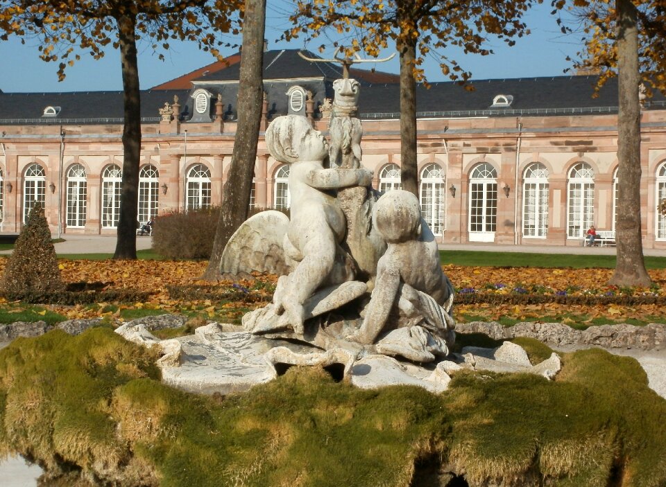 Putti fountain statues