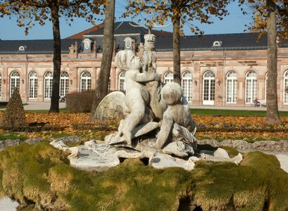 Putti fountain statues
