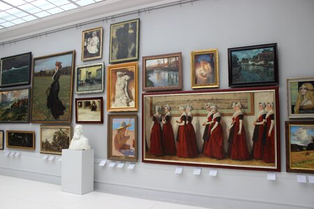 Hanging pictures «artist painter national gallery of art photo