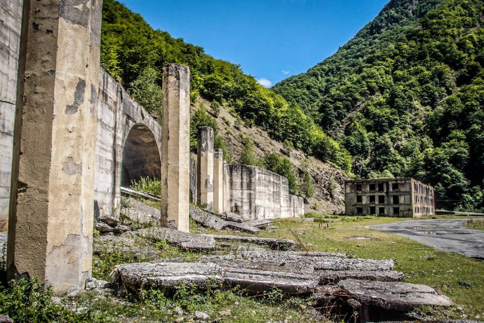 Landscape the ruins of the way