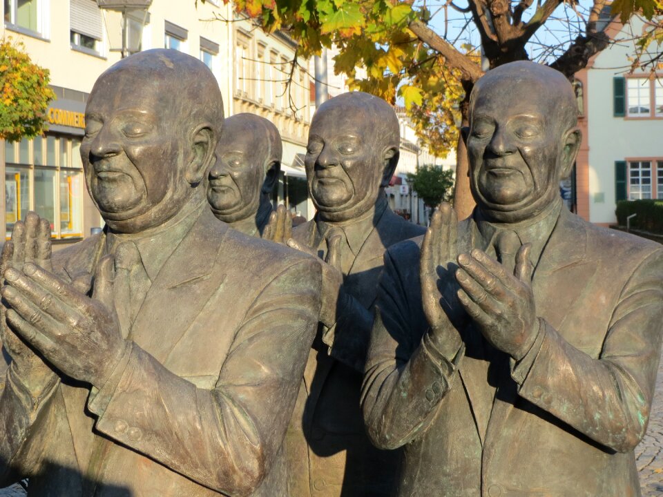 Memorial figures statues