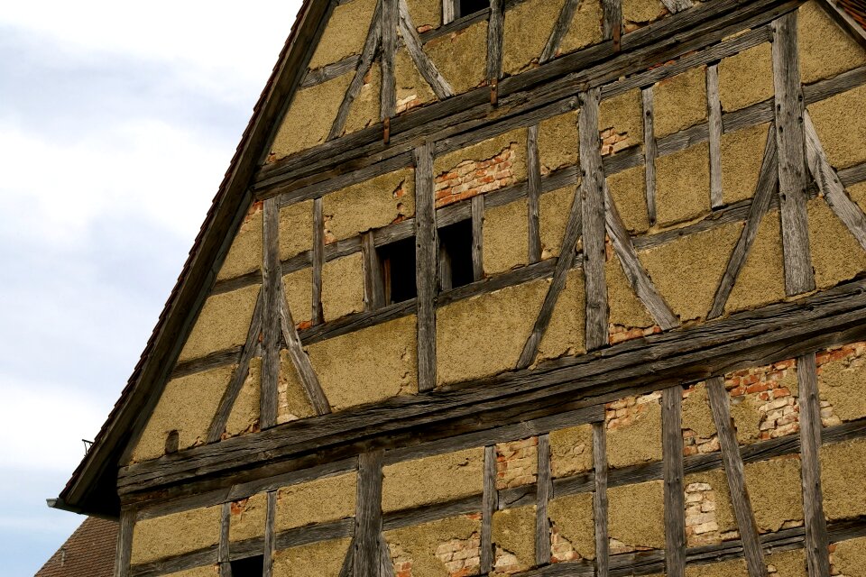 Building gable pediment