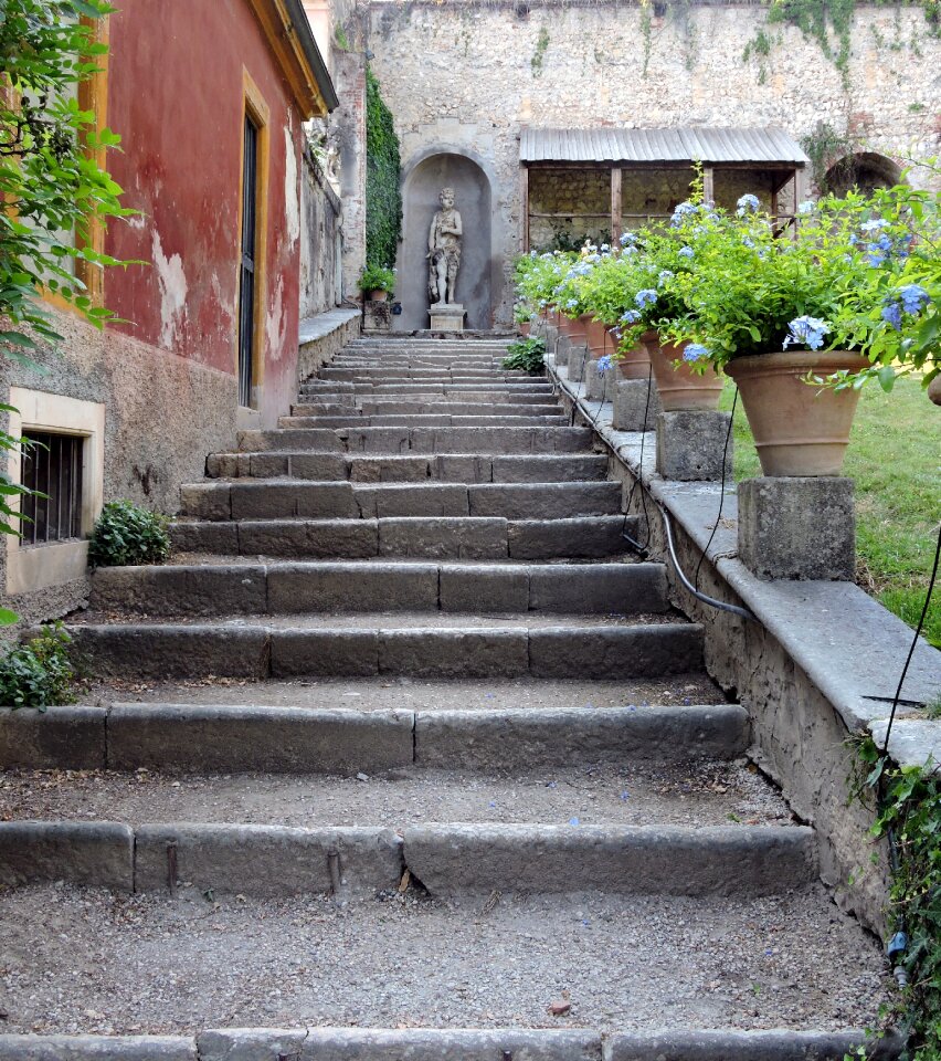 Vases staircase verona