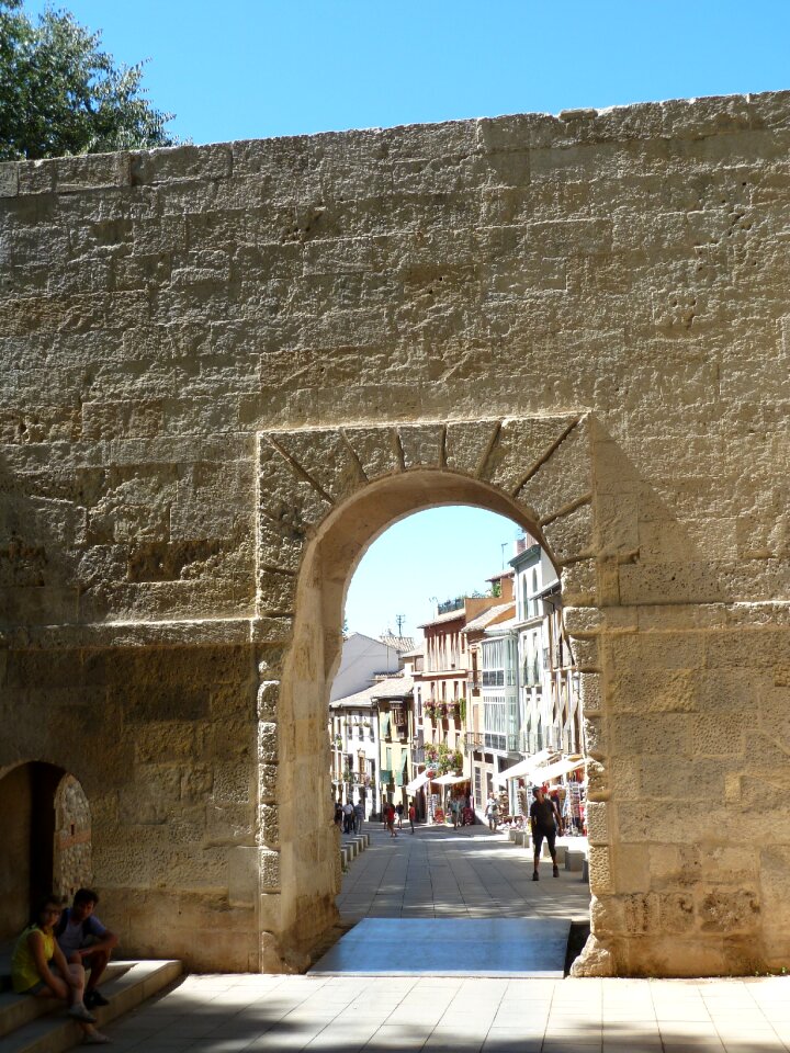 Arch stone wall