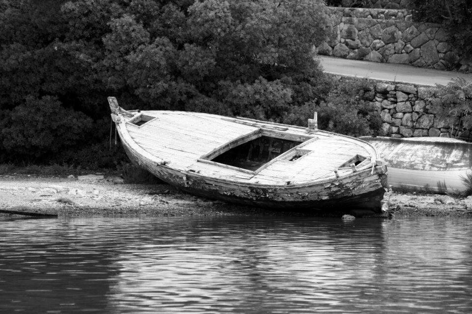 Hvar ark black white