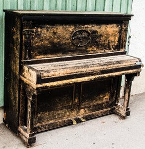 Instrument design old piano