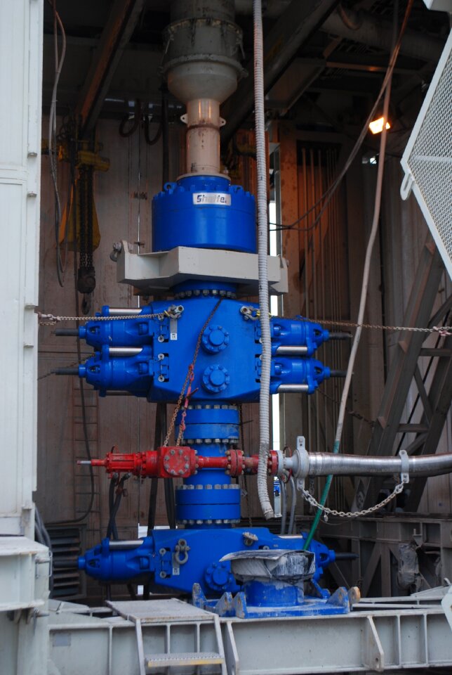 Drilling rig head hole shale gas