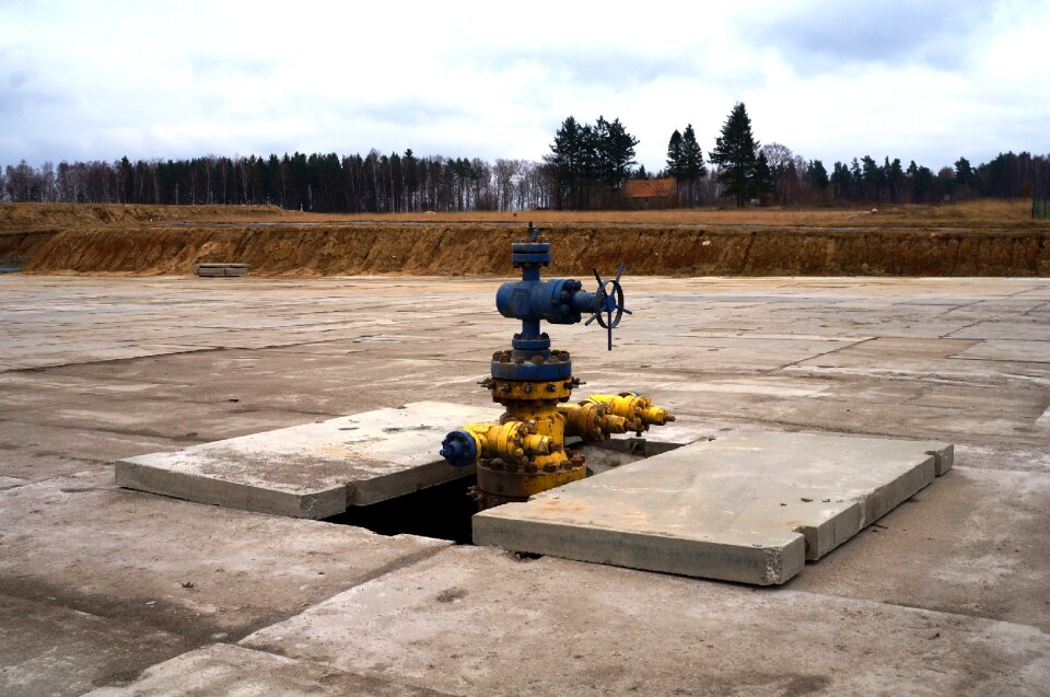 Drilling rig head hole shale gas