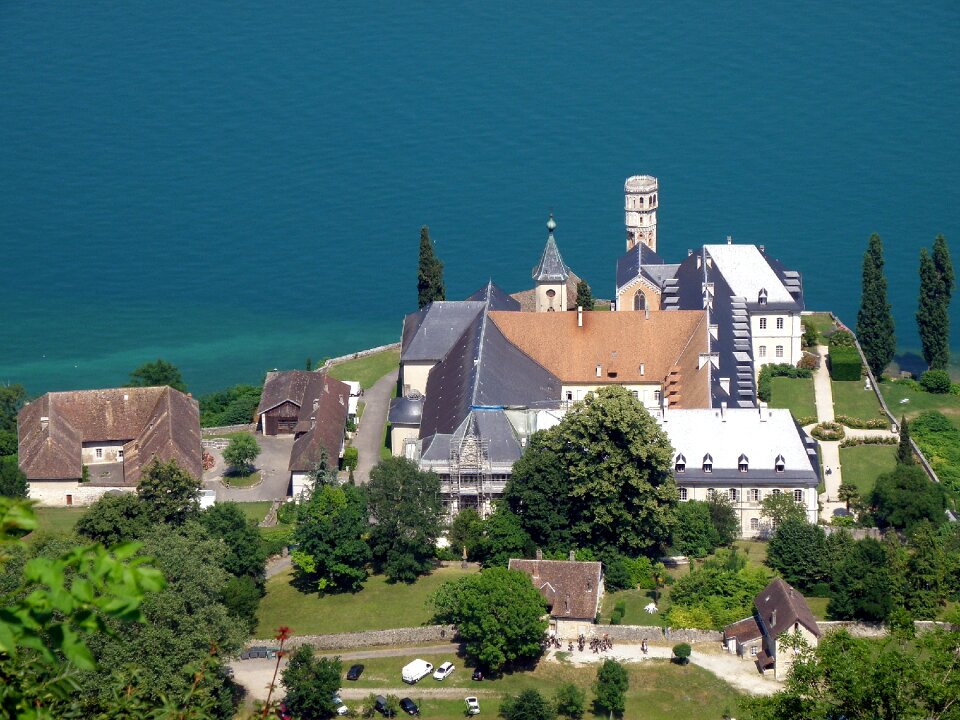 France building lakeside
