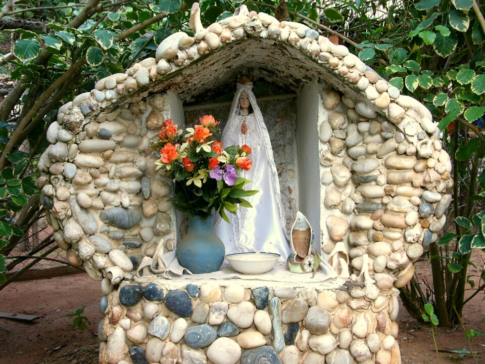 Madonna stone flowers