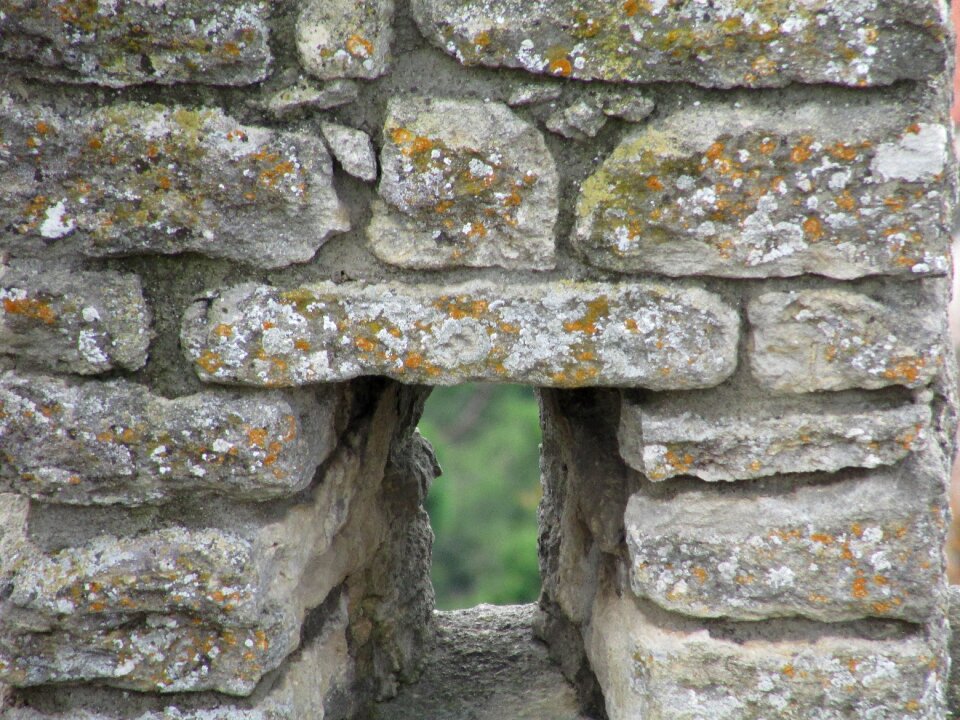 Slit fortification wall
